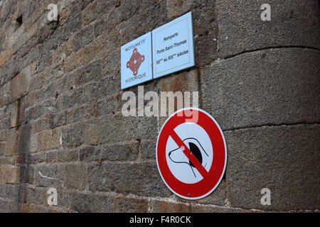 Francia, Bretagna, Saint Malo, scudo per il Monumento Storico e la piastra per cani vietato sui bastioni Foto Stock