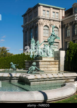 Lillian Goldman fontana di vita e la libreria Mertz, New York Giardino Botanico, Bronx, NY, STATI UNITI D'AMERICA Foto Stock