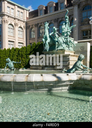 Lillian Goldman fontana di vita e la libreria Mertz, New York Giardino Botanico, Bronx, NY, STATI UNITI D'AMERICA Foto Stock