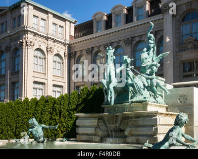 Lillian Goldman fontana di vita e la libreria Mertz, New York Giardino Botanico, Bronx, NY, STATI UNITI D'AMERICA Foto Stock