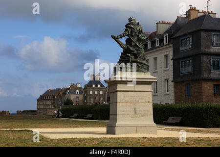 Francia, Bretagna, Saint Malo, monumento di Jacques Cartier nel centro storico, Villa vicino, Foto Stock