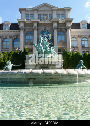 Lillian Goldman fontana di vita e la libreria Mertz, New York Giardino Botanico, Bronx, NY, STATI UNITI D'AMERICA Foto Stock