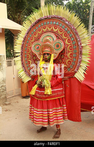 Theyyam (Teyyam, Theyyattam ) è un popolare forma rituale del culto del Nord Malabar in Kerala, India. Foto Stock