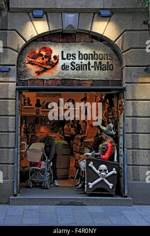 Francia, Bretagna, Saint Malo, Business nel centro storico, Villa vicino, il Negozio di souvenir Foto Stock