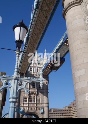 Worm vista di Tower Bridge di Londra, Inghilterra Foto Stock