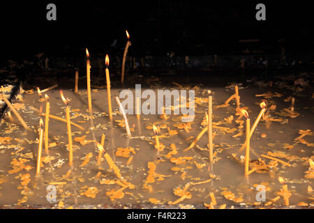 Candele. Voronet è un monastero in Romania, situato nella città di Gura Humorului, Moldavia. Si tratta di uno dei più famosi dipinti mon Foto Stock