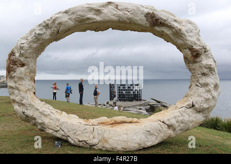 Sydney, Australia. Il 22 ottobre 2015. Nella foto : Scultura n. 28, 'aperto' da Peter Lundberg DA STATI UNITI D'AMERICA. Dichiarazione: Mentre ruvida, primal e organico, le opere dell'artista sono spesso basate su semplici forme matematiche e modelli che si trovano in natura. 107 diverse sculture può essere visto nel XIX scultura annuale dal mare Bondi mostra lungo la passeggiata costiera tra Bondi e spiagge Tamarama. Credito: Richard Milnes/Alamy Live News Foto Stock