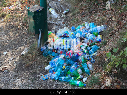 Le bottiglie di plastica, inquinamento, illegale lo smaltimento dei rifiuti, oltre il cestino pieno Foto Stock