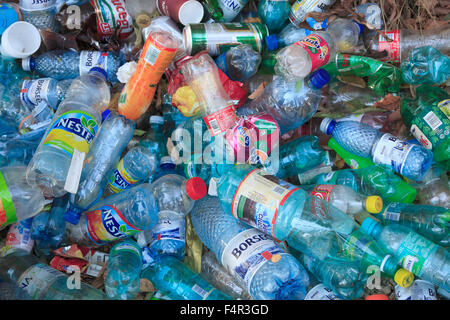 Le bottiglie di plastica, inquinamento, illegale lo smaltimento dei rifiuti Foto Stock