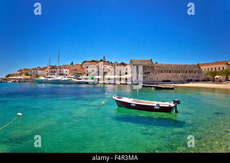 Città di Primosten turchese vista fronte mare, Dalmazia, Croazia Foto Stock