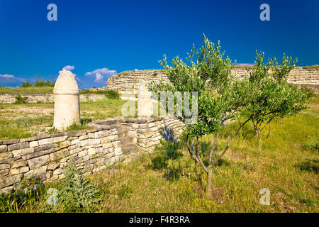 Artefatti di pietra di Asseria antica città in Croazia Foto Stock