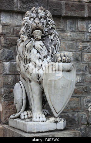 Il leone araldico del Castello di Peles in Sinaia, grande Valacchia, Romania Foto Stock