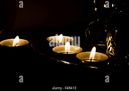 Diyas piccole lampade a olio durante il Diwali, la festa delle luci Foto Stock