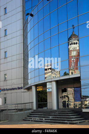 Cattedrale Ortodossa di San Joan Botezatorul riflessa in PETROM-building, Ploiesti, una città in grande Valacchia, Romania Foto Stock