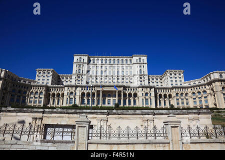 Il Palazzo del Parlamento, Palatul Parlamentului, a Bucarest in Romania è un edificio multifunzionale contenente entrambe le camere Foto Stock