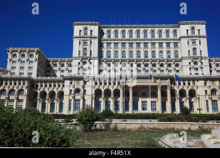 Il Palazzo del Parlamento, Palatul Parlamentului, a Bucarest in Romania è un edificio multifunzionale contenente entrambe le camere Foto Stock