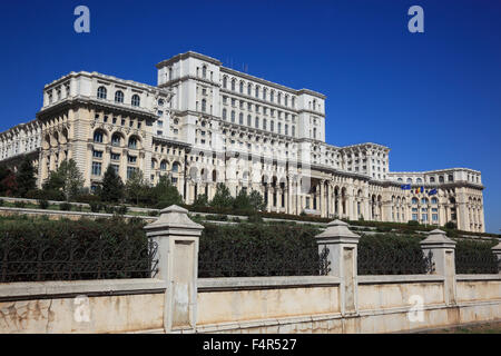 Il Palazzo del Parlamento, Palatul Parlamentului, a Bucarest in Romania è un edificio multifunzionale contenente entrambe le camere Foto Stock