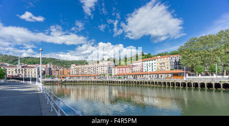 Classic case lungo il fiume Nervion di Bilbao Foto Stock
