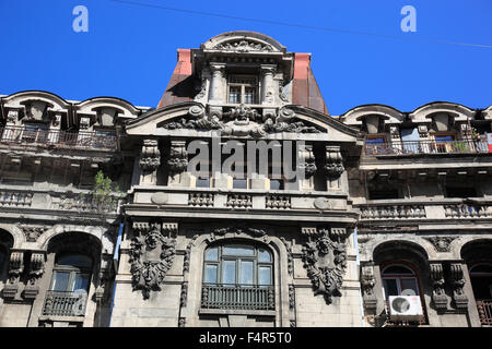 Dettagli della facciata di case storiche nel centro di Bucarest, Romania Foto Stock