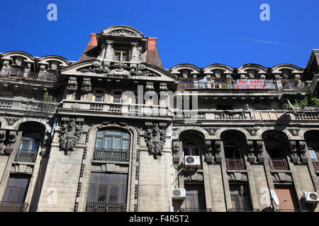 Dettagli della facciata di case storiche nel centro di Bucarest, Romania Foto Stock