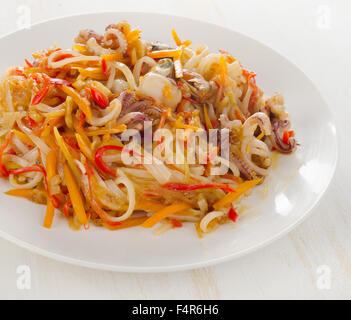 Riso tagliatelle con verdure e frutti di mare. Messa a fuoco selettiva Foto Stock