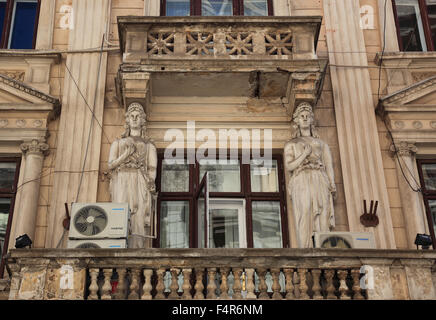 Città vecchia, il dettaglio di una vecchia casa di mercanti, balcone, Bucarest, Romania Foto Stock