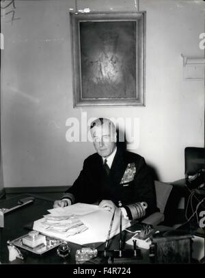 1935 - Mostra fotografica di Admiral Earl Mountbatten di Birmania, raffigurato alla sua scrivania nella sua stanza a Admiralty questa mattina. Il dipinto è in background di suo padre, il Principe Louis di Battenburg, che è stato primo signore del mare immediatamente prima e fino alla comparsa del 1914 - 18 guerra. © Keystone Pictures USA/ZUMAPRESS.com/Alamy Live News Foto Stock