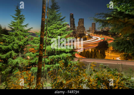 Stati Uniti d'America, Stati Uniti, America West Coast, Pacific Northwest, Washington, Seattle, superstrada, tenebrologo, skyline, luci Foto Stock