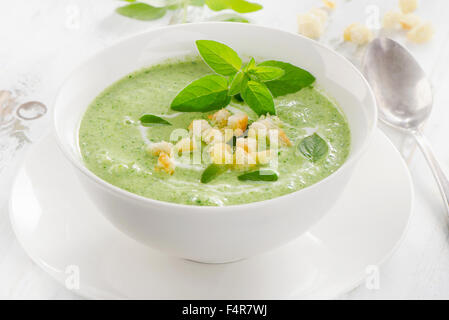 Cremosa zuppa di verdure con crostini. Messa a fuoco selettiva Foto Stock