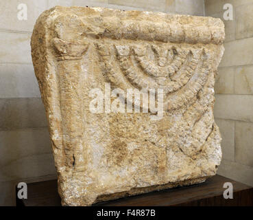 Architravi in pietra decorata con la menorah Seven-Branched sinagoga di Eshtemo. Southern Hebron zona collinare. 3a-4a secolo CE. Rockefeller Museo Archeologico. Gerusalemme. Israele. Foto Stock