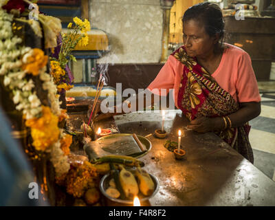 Yangon, Divisione di Yangon, Myanmar. Xxi oct, 2015. Una donna che prega in Sri Kali Temple, un tempio indù nel centro di Yangon. Sebbene il Myanmar è una nazione buddista, vi è una significativa comunità indù nelle città più grandi. Molti indù sono i discendenti degli indiani funzionari e operai portato alla Birmania dai colonizzatori inglesi. Credit: Jack Kurtz/ZUMA filo/Alamy Live News Foto Stock