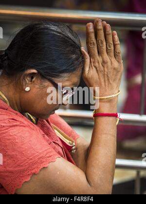 Yangon, Divisione di Yangon, Myanmar. Xxi oct, 2015. Una donna che prega in Sri Kali Temple, un tempio indù nel centro di Yangon. Sebbene il Myanmar è una nazione buddista, vi è una significativa comunità indù nelle città più grandi. Molti indù sono i discendenti degli indiani funzionari e operai portato alla Birmania dai colonizzatori inglesi. Credit: Jack Kurtz/ZUMA filo/Alamy Live News Foto Stock