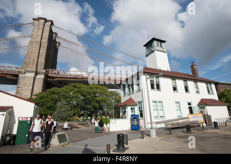 Il Ponte di Brooklyn e al Brooklyn Ice Cream Factory, preso da DUMBO park a Brooklyn, New York STATI UNITI D'AMERICA Foto Stock