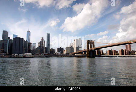 La parte inferiore di Manhattan skyline, preso da Brooklyn a New York STATI UNITI D'AMERICA Foto Stock