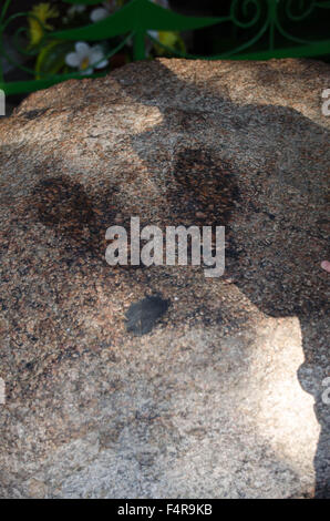 I piedi della Madonna in pietra Foto Stock