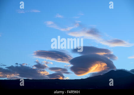 Lenticolare sistema cloud cattura la luce prima dell'alba sopra il monte Teide Tenerife, Isole Canarie, Spagna. Foto Stock