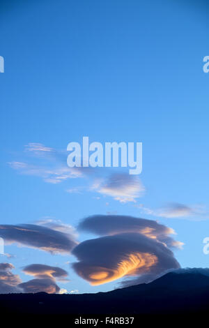 Lenticolare sistema cloud cattura la luce prima dell'alba sopra il monte Teide Tenerife, Isole Canarie, Spagna. Foto Stock