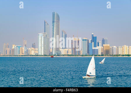 Skyline di grattacieli moderni lungo la Corniche di Abu Dhabi Emirati Arabi Uniti Foto Stock