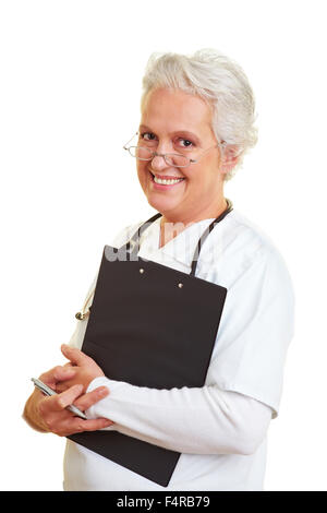 Un senior medico donna tenendo un clipboard Foto Stock