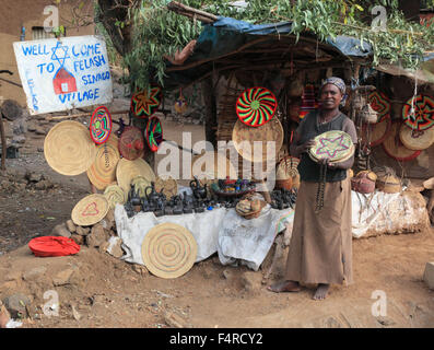 Regione amarico, il villaggio Falasha Wolleka a Gondar, Gondar, donna si vende souvenir fatti Foto Stock