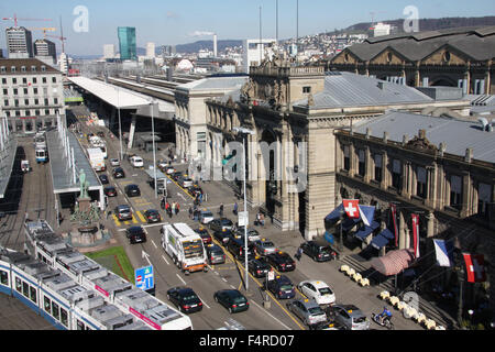 Zurigo, Svizzera, Europa, Bahnhofplatz, stazione centrale, stazione ferroviaria, Escher, Alfred Escher, statua, tram tram, tra Foto Stock