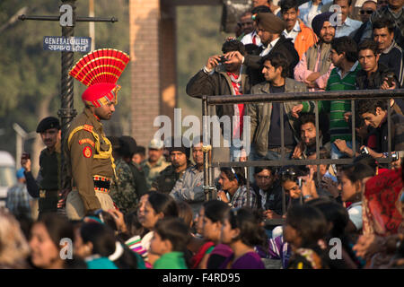 Asia, India, Punjab, Amritsar, pakistane, border, cerimonia tradizionale, tradizione, Wagah, soldato, folla, il nazionalismo, indiano, Foto Stock