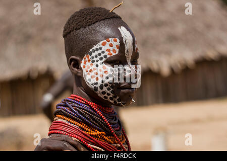 Karo tribù femmina con faccia dipinta. Valle dell'Omo, Etiopia Foto Stock