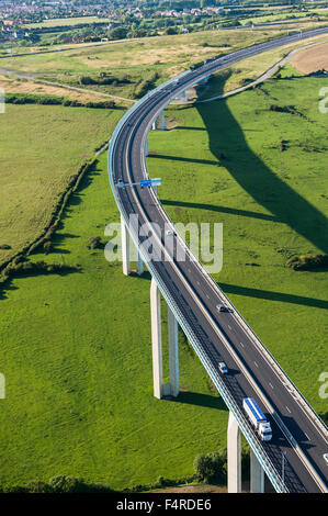 Vista aerea sul viadotto Echinghen E A 16 autostrada Foto Stock