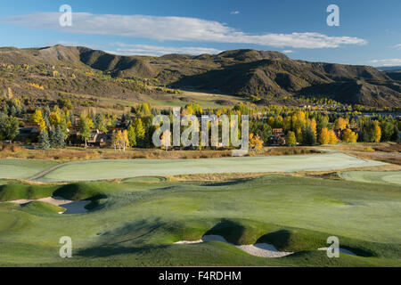 Stati Uniti d'America, STATIUNITI, America, Colorado Rockies, Snowmass, Villaggio, campo da golf, Aspen, verde autunno, paesaggio, montagne, luxur Foto Stock