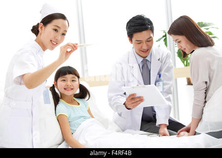 Lavoratori medici e pazienti in reparto Foto Stock