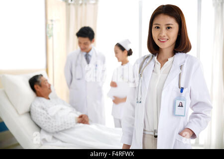 Lavoratori medici e pazienti in reparto Foto Stock