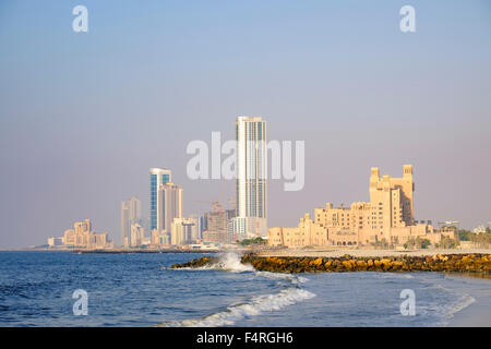 Vista sullo skyline di lungo la corniche waterfront di Ajman emirato negli Emirati Arabi Uniti Foto Stock