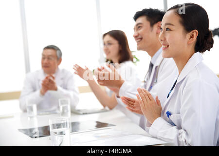 Lavoratori medici sono riuniti in ufficio. Foto Stock