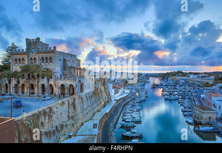 Isole Baleari, Municipio di Ciutadella, città, paesaggio, Menorca, Isola, Spagna, Europa, molla, architettura, barche, colorato Foto Stock